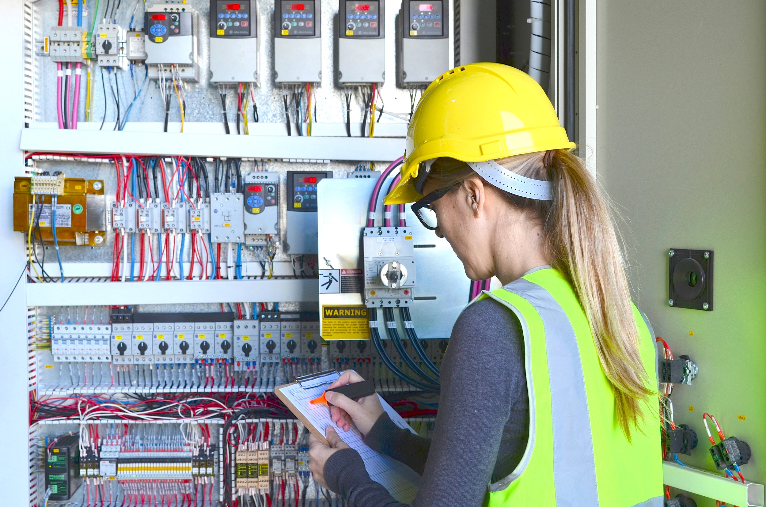 Five Reasons to Hire an Electrician