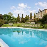 La Piscina di una Casa Colonica sul Lago di Garda”