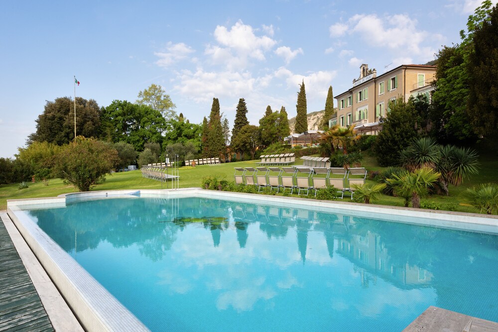 La Piscina di una Casa Colonica sul Lago di Garda”