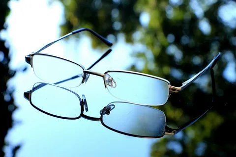 The Guide to Blue Light Lenses: Why Your Glasses Store Should Offer Them