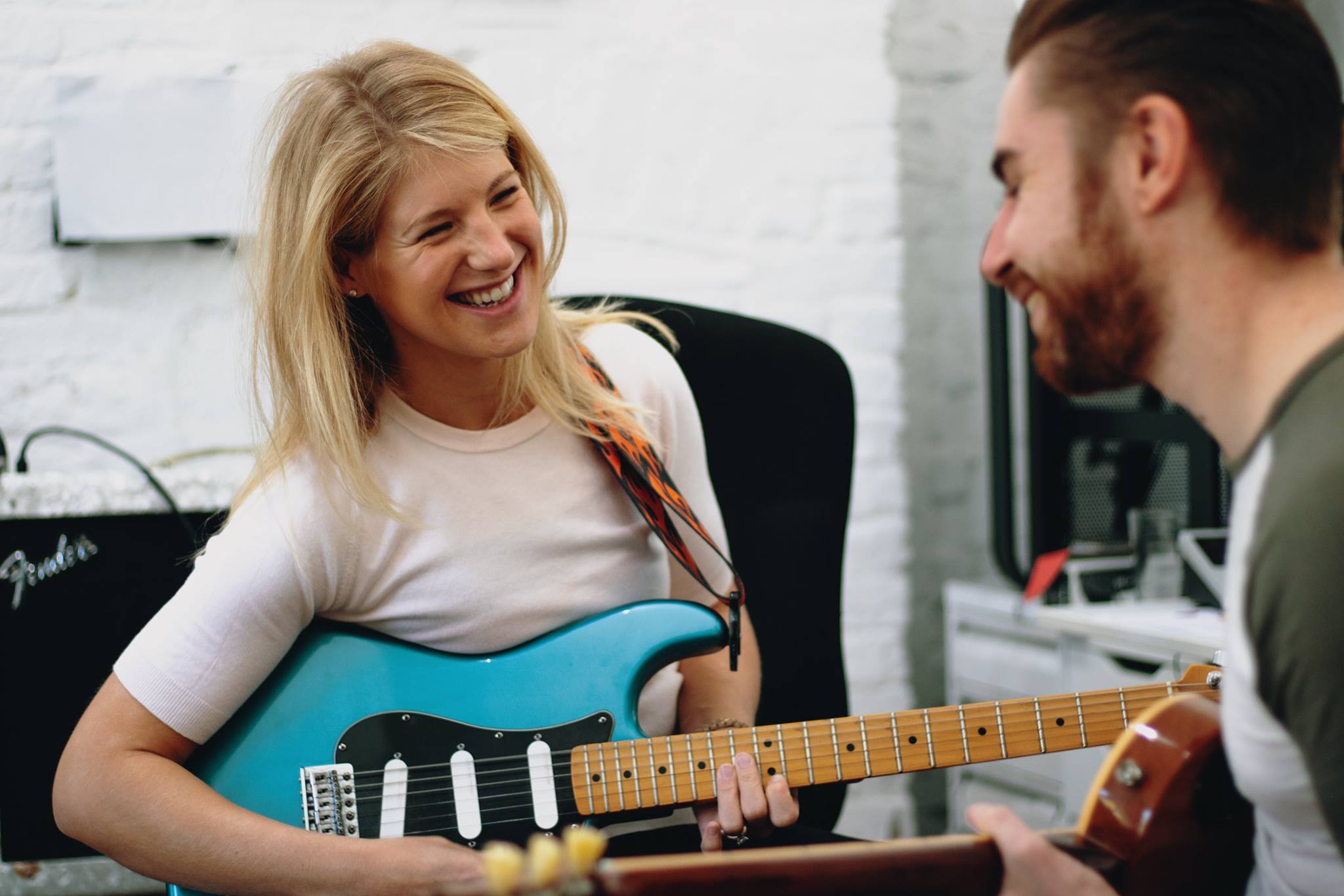 Wie man Gitarre lernt: Ein umfassender Leitfaden